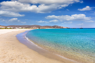 Das türkise Meer des Manganari Strandes auf der Kykladeninsel Ios in Griechenland