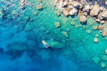 Boot mit Tauchern und Schnorchelern an der Küste der Ägäis mit türkisem Meer