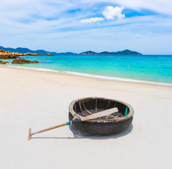 Fototapeta na wymiar Vietnamese round boat. White sand beach. Vietnam