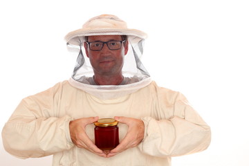 Imker hält Honigglas in der Hand