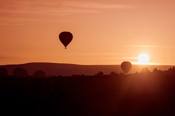 Fototapeta premium sylwetka balonu o wschodzie słońca. słynny balon na ogrzane powietrze lecący nad doliną. Goreme, Kapadocja, Turcja.