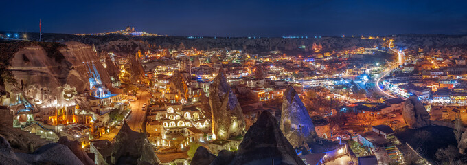 Belle vue Goreme, Cappadoce, Turquie la nuit. Célèbre centre de vols en montgolfière.
