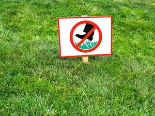 Please keep off the grass sign attention