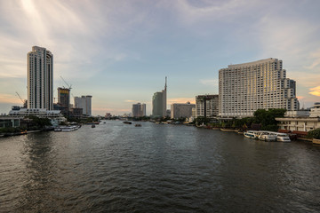 Obraz premium Beautiful sunset Chao Phraya River of the Metropolitan Bangkok City downtown cityscape urban , Cityscape Bangkok city Thailand