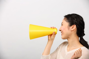 カジュアルな若い女性