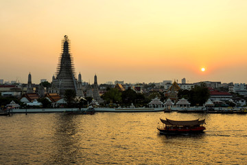 Fototapeta premium beautiful sunset wat arun temple and river cruise on chao phraya river, landscape Bangkok Thailand