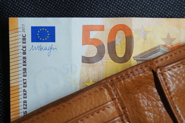Ein Fünfzig Euro Schein in einer Leder Geldbörse