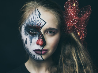 Halloween, the face of a girl is a doll, the floor of a face is dead. A woman with a horrible make-up.