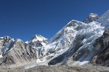 Obraz premium Amazing Shot of Mount Everest peaks covered with white snow attract many climbers and mountaineers