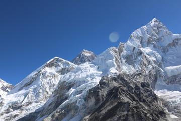 Fototapeta na wymiar Amazing Shot of Mount Everest peaks covered with white snow attract many climbers and mountaineers