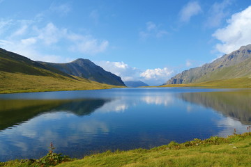 Fototapeta na wymiar Black Rock Lake with reflections of surrounding mountains in Lagodekhi national park located in Caucasus mountains, Northern Georgia