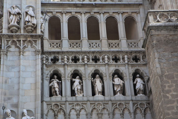 Obraz premium Tolède, Statues nichées de la Cathédrale Sainte Marie