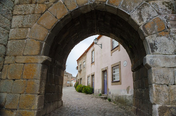 Fototapeta na wymiar Arco de entrada en la muralla de Castelo Mendo, Guarda. Portugal.