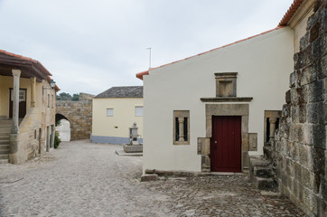 Fototapeta na wymiar Calle y entrada de Castelo Mendo, Guarda. Portugal.