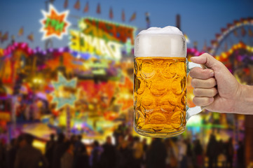 Maßkrug mit Bier auf dem Oktoberfest in München - obrazy, fototapety, plakaty