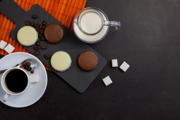 Obraz na płótnie Canvas Café, leche y galletas en la mesa