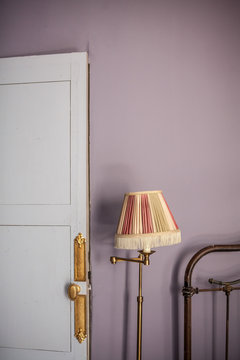 int&eacute;rieur chambre zen couleurs p&acirc;les mur mauve lampadaire laiton
