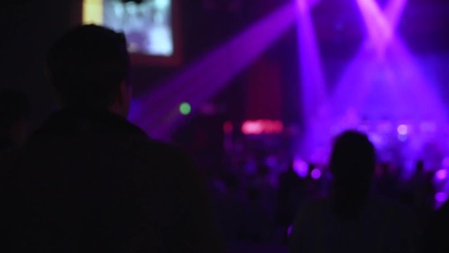 Persona danzando en vivo durante concierto.