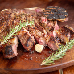 Cote de bœuf grillé, ail et romarin 