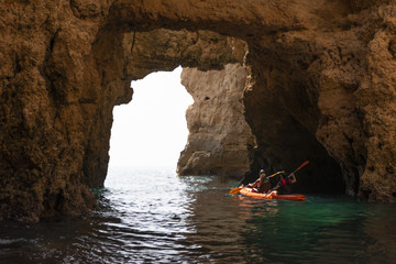 HACIENDO KAYAK CON PIRAGUA EN EL ALGARVE DENTRO DE UNA CUEVA MARINA