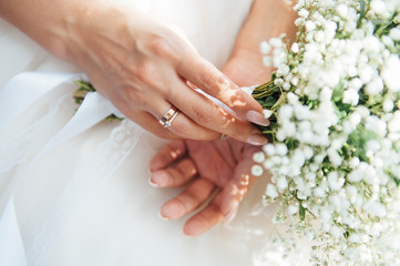 Obraz na płótnie Canvas beautiful bouquet in hands of the bride