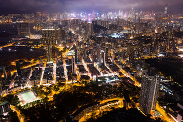 Naklejka premium Widok z lotu ptaka w Hongkongu w nocy