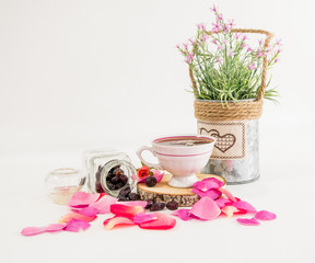 herbata w filiżance ,płatki róż © Wojciech