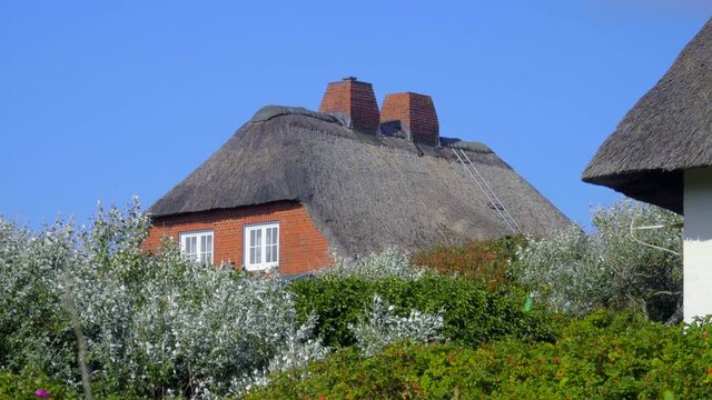Reetdach H&auml;user auf  Sylt mit D&uuml;nen Landschaft 
