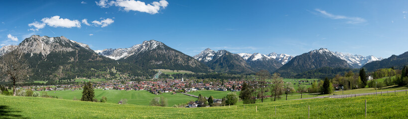 Fototapeta na wymiar Panoramaaufnaheme von Oberstdorf mit Allgäuer Alpen