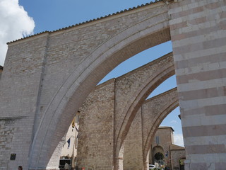 Assisi - archi rampanti della basilica Santa Chiara