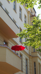 Berlin-Mitte: Sommer auf dem Balkon, Roter Sonnenschirm