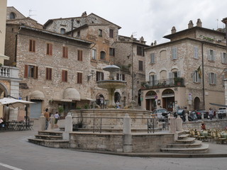 Fototapeta na wymiar Assisi - fonte di piazza