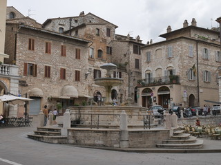 Obraz premium Assisi - fonte di piazza