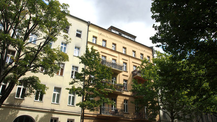 Fototapeta na wymiar Grünes Berlin: Altbaufassaden in Mitte, Straßenbäume