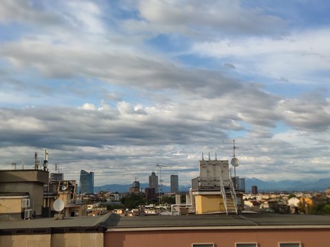 tetti di Milano nuvoloso