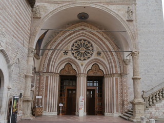 Fototapeta na wymiar Assisi - ingresso della basilica di San Francesco inferiore