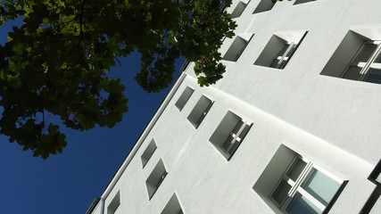 Gr&uuml;nes Berlin: Altbaufassaden in Mitte, Stra&szlig;enb&auml;ume