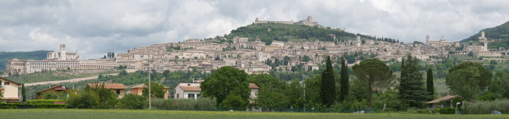 Fototapeta premium panorama di Assisi da Santa Maria degli Angeli
