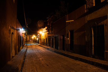 Fototapeta na wymiar Street at nigh in San Miguel