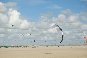 Kitesurfer am Strand von Holland / Zeeland