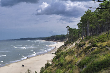 klifowe wybrzeże Bałtyku z pustą plażą w słoneczny dzień