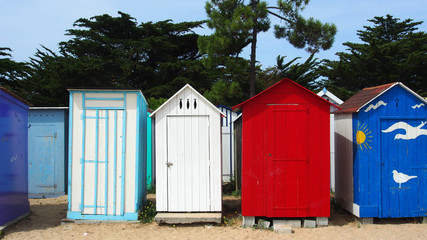 Obraz na płótnie Canvas Bunte Strandkabinen auf der Ile d'Oléron, Frankreich