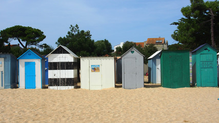Bunte Strandkabinen auf der Ile d'Oléron, Frankreich