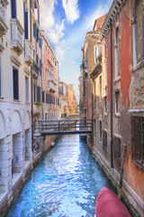 Schöne Aussicht auf einen der venezianischen Kanäle in Venedig, Italien