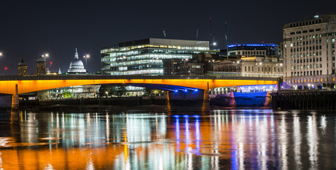 Fototapeta premium London Bridge by Night - Long exposure