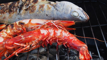 BBQ: Riesengarnelen und Fisch auf Holzkohlegrill
