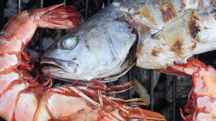 BBQ: Riesengarnelen und Fisch auf Holzkohlegrill