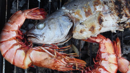 BBQ: Riesengarnelen und Fisch auf Holzkohlegrill