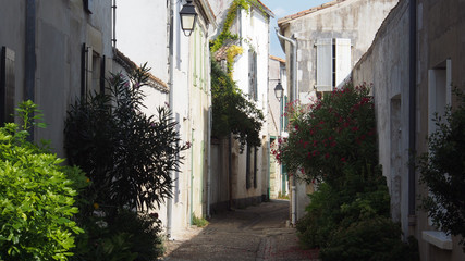 Fototapeta na wymiar Frankreich: Altstadtgassen in St. Martin de Ré, Ile de Ré