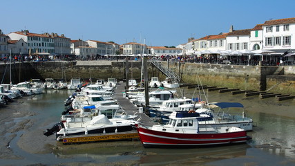 Fototapeta na wymiar Frankreich: Alter Hafen in der Altstadt von St. Martin de Ré, Ile de Ré